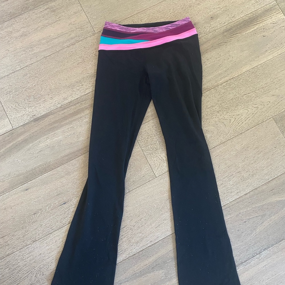 Reversible black Ivivva yoga pants w colorful band